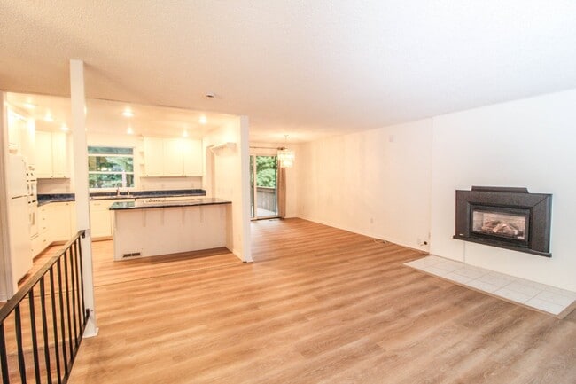 Building Photo - !! $3500 for 18 month lease !!  Private La...