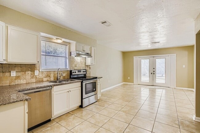 Building Photo - 15710 Sandy Hill Dr