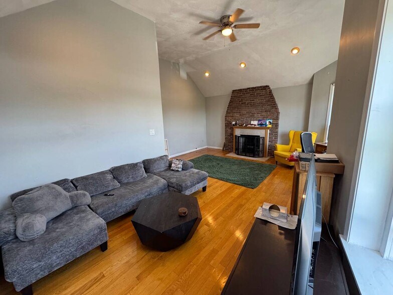 Entertainment Area - 154 Harvard St