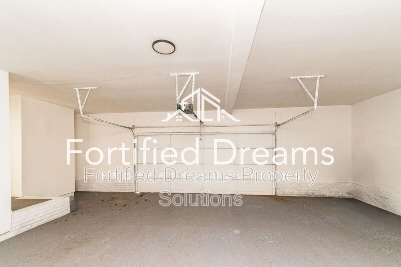 Building Photo - 814 N Greenbriar St