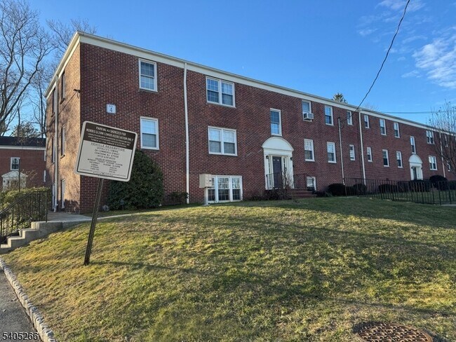 Building Photo - 390 Morris Ave