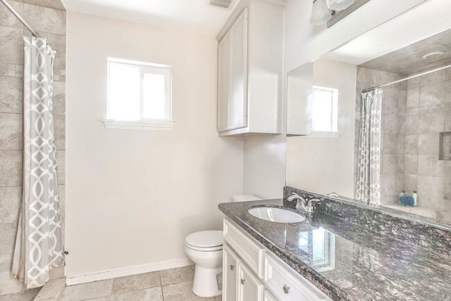 Building Photo - 3839 Sun Valley Dr