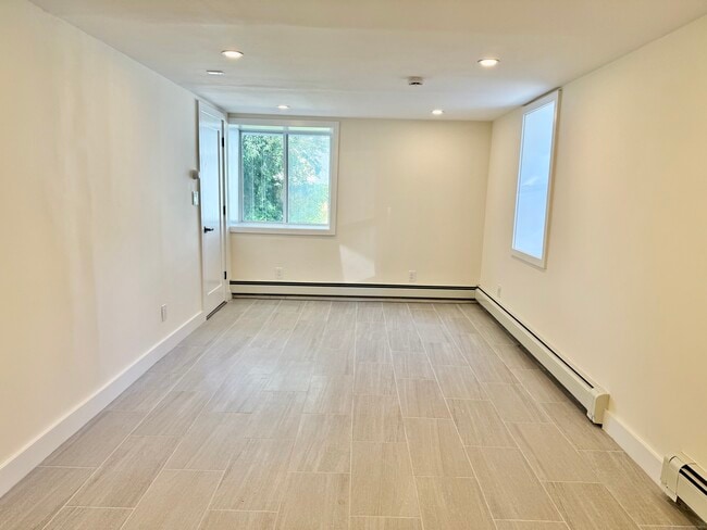 Building Photo - 46 Silvermine Ave