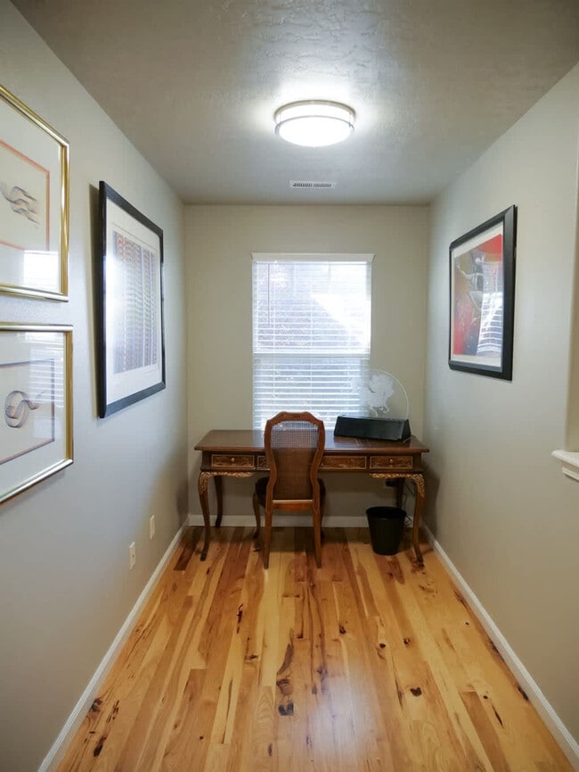 Building Photo - 151 Cub St W