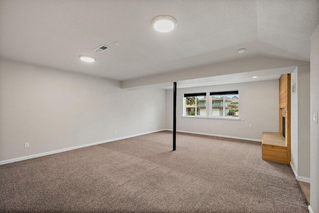 Building Photo - Renovated Tacoma Home with A/C, Huge Den, Bonus Office & Fully Fenced Yard!
