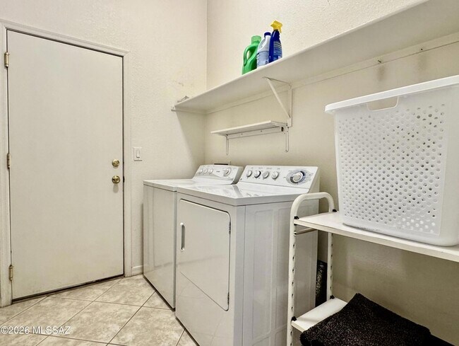 Building Photo - 909 W Leatherleaf Dr