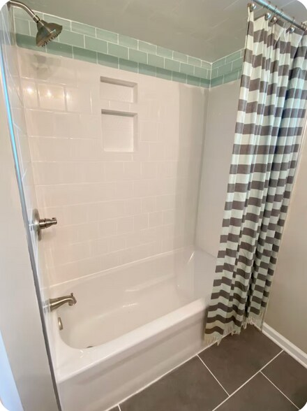 Building Photo - 5920 Rosslyn Ave