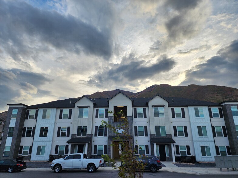 Building Photo - 4735 S Alder Dr