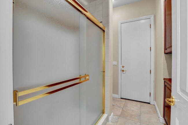 Building Photo - Single Story in Country Club Hills!