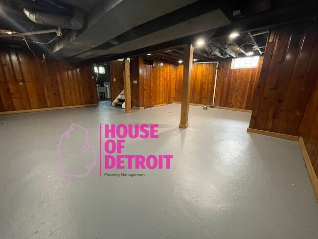 Building Photo - SUMMER SPECIAL~ 3 BEDROOM 1.5 BATH~ FREE P...