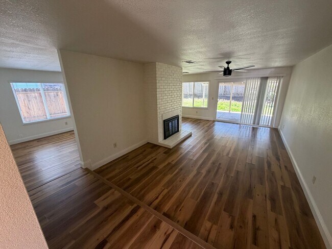 Building Photo - 4 Bed / 2 Bath | Rosemont Single Family Home Available