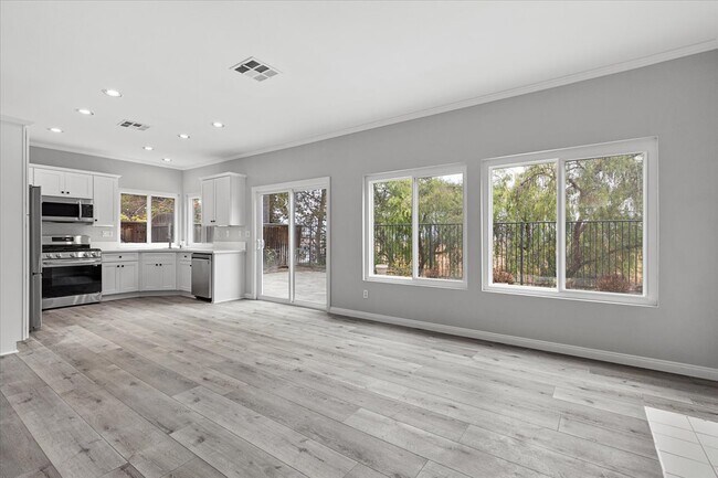 Kitchen - 720 Foxhall Ct