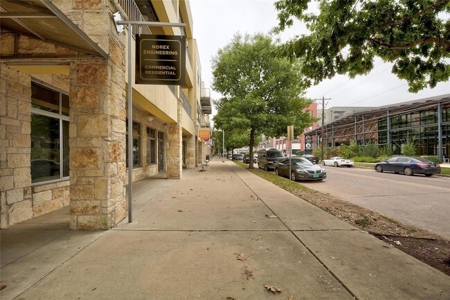 Building Photo - 2401 E 6th St