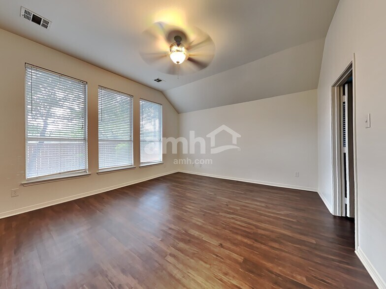 Building Photo - 1304 Carriage Ln