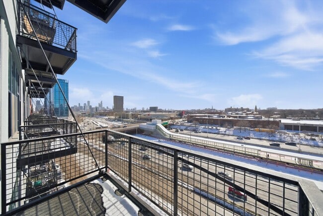 Building Photo - 1224 W Van Buren St