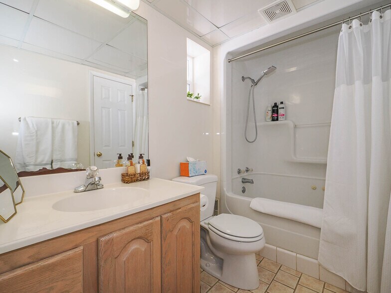 Full Bathroom - 2185 E 9800 S