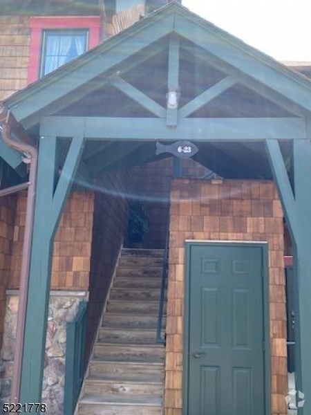 Building Photo - 6-12 Maple Cres-