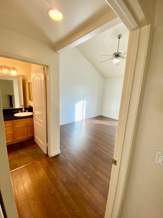 Building Photo - Spacious 4 Bed, 3 Bath Townhouse in Torrance $3,850