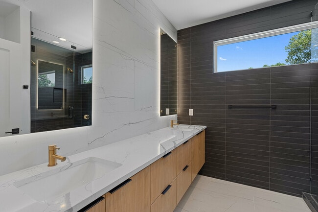 Building Photo - 909 Payne Ave