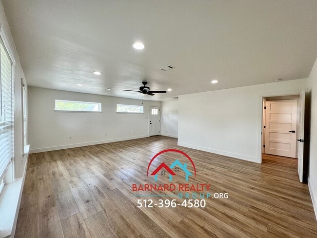 Building Photo - Country Living At It's Finest!