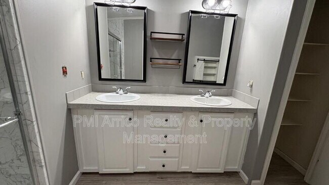 Building Photo - 712 Choo Choo Ln