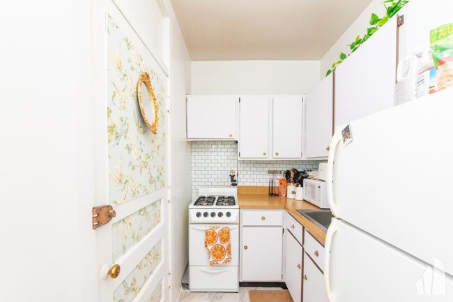 Primary Photo - 1 bedroom in Chicago IL 60657