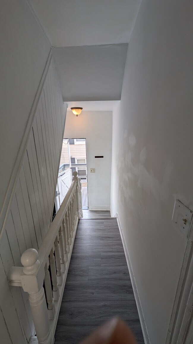 Main entrance - 411 Lyman Ave