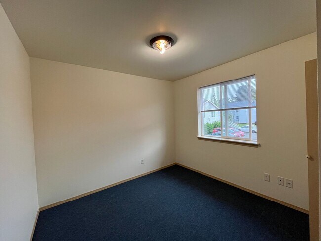 Building Photo - Three Bedroom Townhouse Style Unit