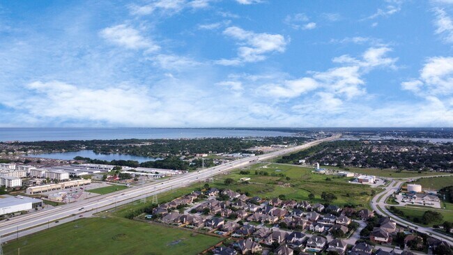 Building Photo - 2630 Lakeway Dr