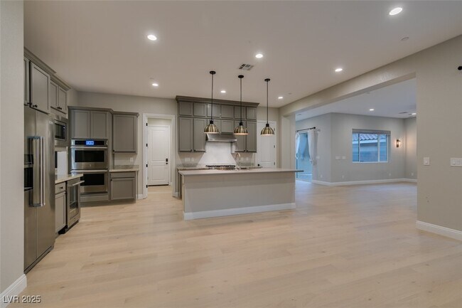 Building Photo - 2566 Speyburn Ave