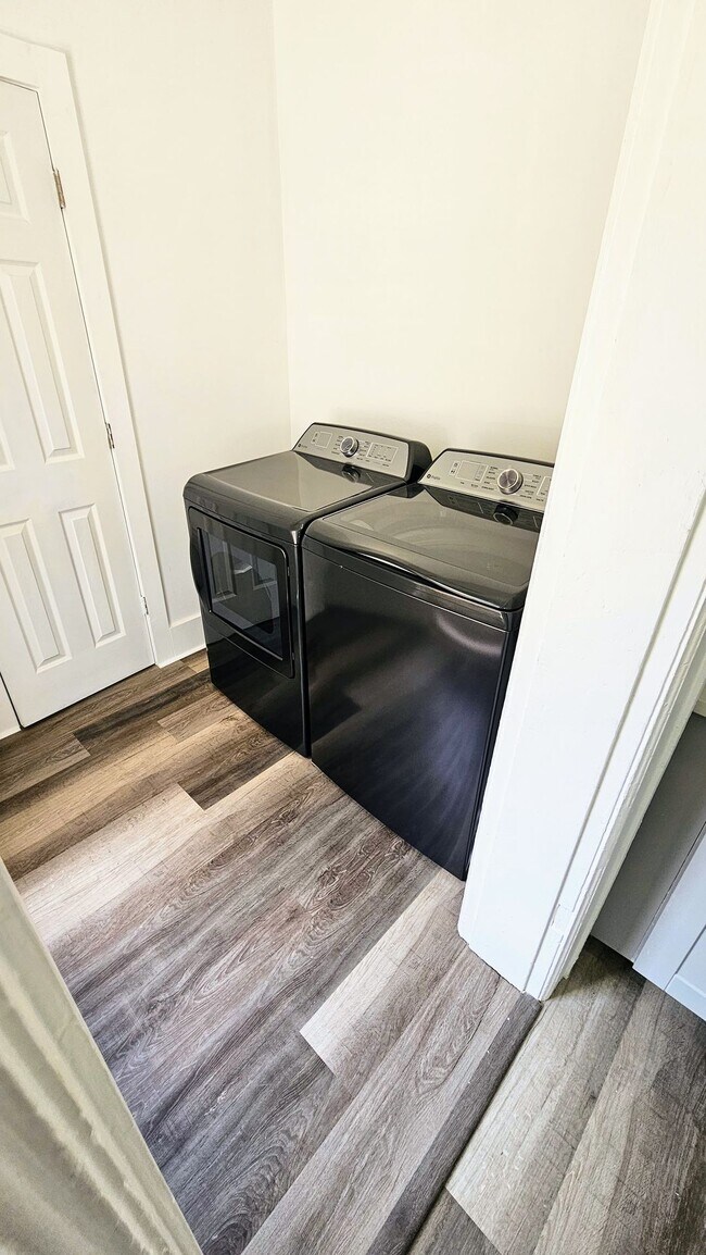 Building Photo - Fully renovated...extra half bath...laundr...
