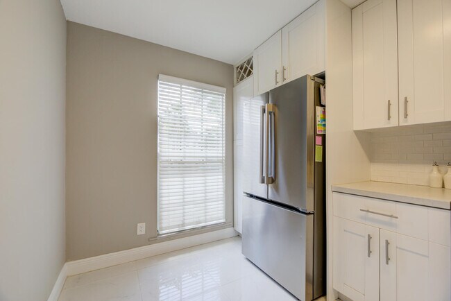 Building Photo - 2900 Dorchester Ln