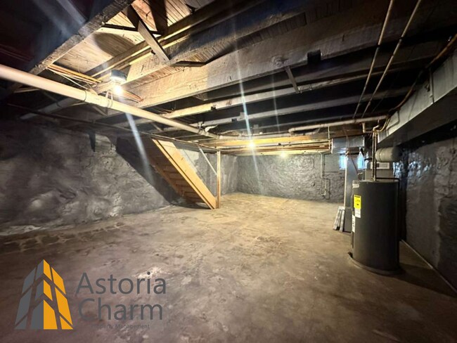 Building Photo - 4 Bedroom Home with Fenced Yard and Eat In Kitchen on Linnard Street