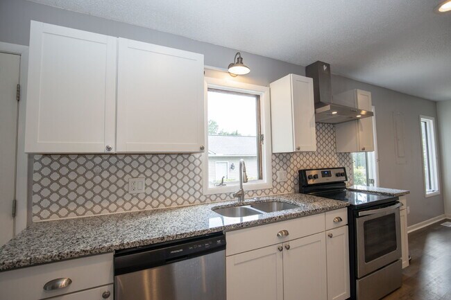 Building Photo - "Charming 3-Bedroom Retreat with Granite Touches and Cozy Fireplace on Winchester Rd!"
