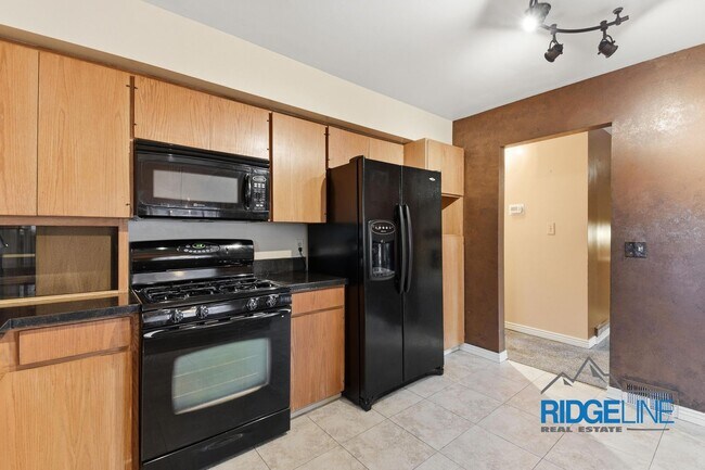 Building Photo - Sunnyside single family home with oversized 2 car garage