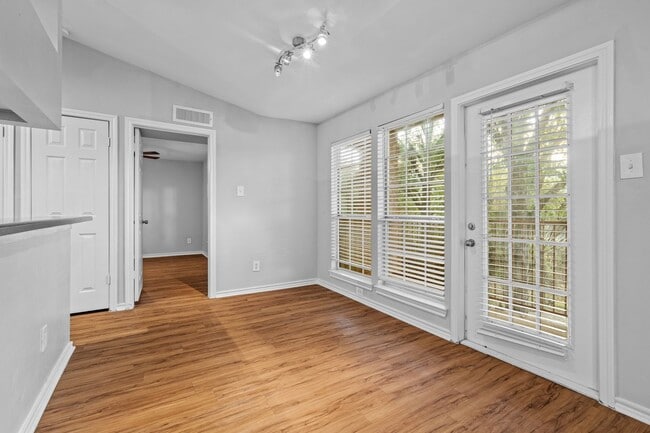 Building Photo - Awesome Huge 1 BD with Garage -  Dog Park - Resort Pool - One Month Free Rent - $1195