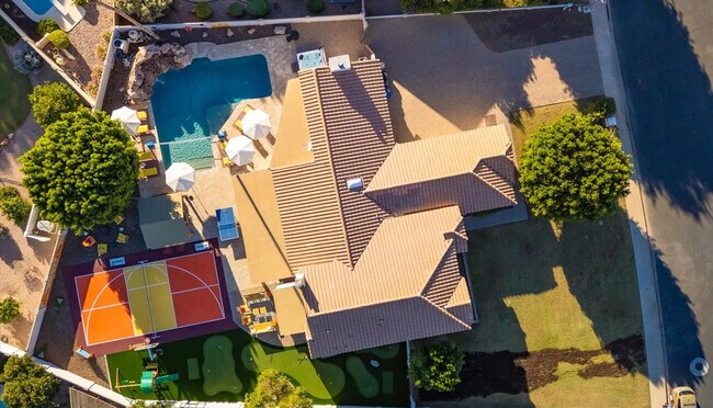 Building Photo - 2431 E Laurel St