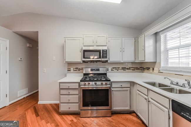 Building Photo - 5550 Emerald Glen