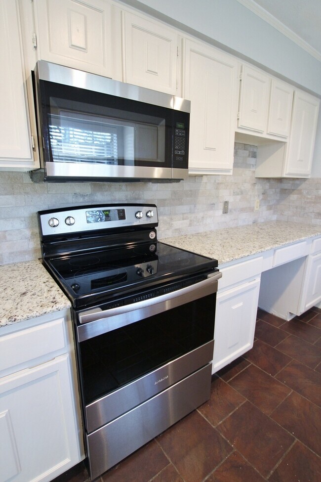 Building Photo - Available Now: Stunning 4-bedroom, 2-bath ...