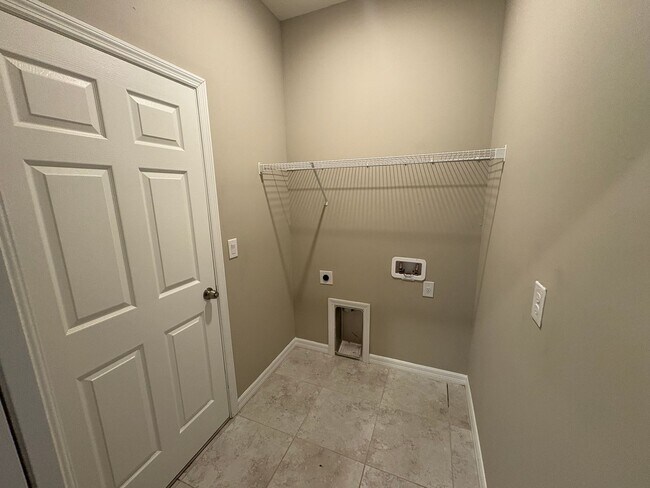 Building Photo - 3 Bed, 2 Bath Home with Screened Lanai & S...
