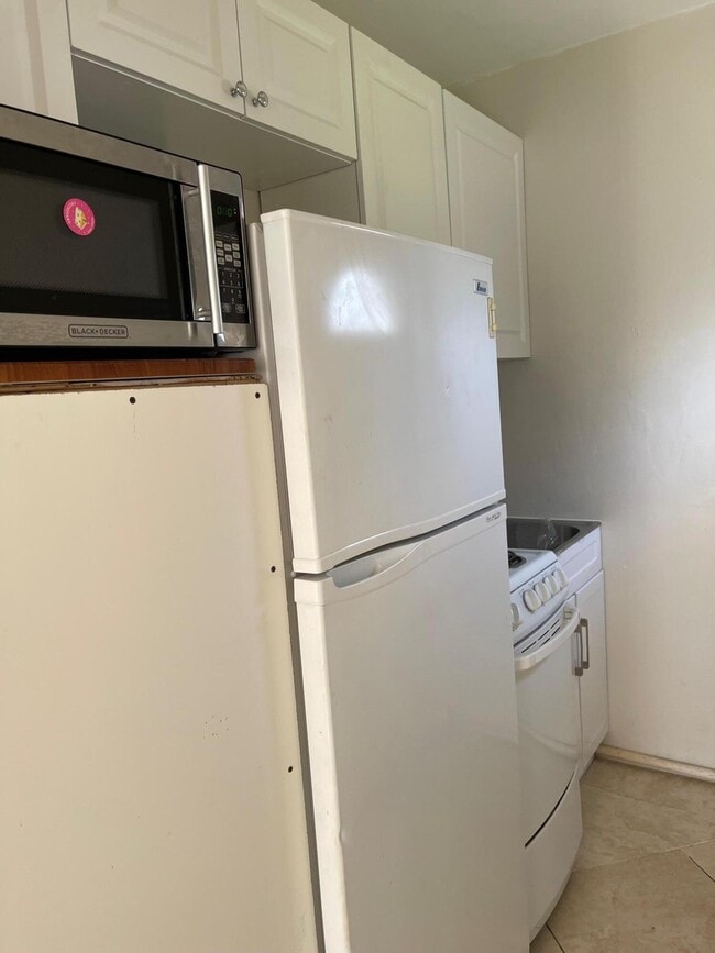 Building Photo - 2300 NE 5th Ave