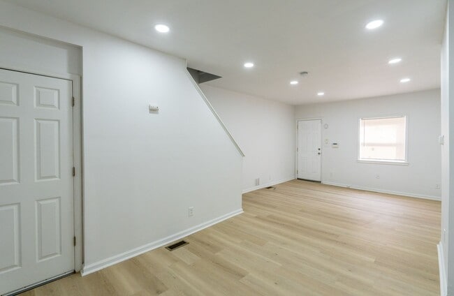 Building Photo - Newly rehabbed with central air
