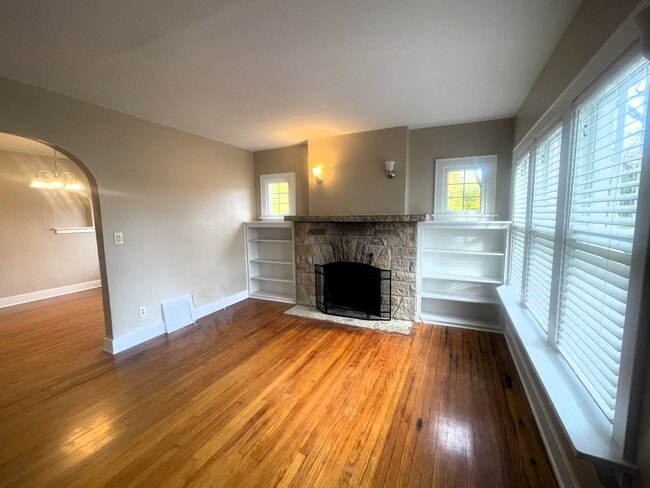 Building Photo - Charming 3-Bedroom, 2-Bathroom Williams Bay Home with Spacious Attic