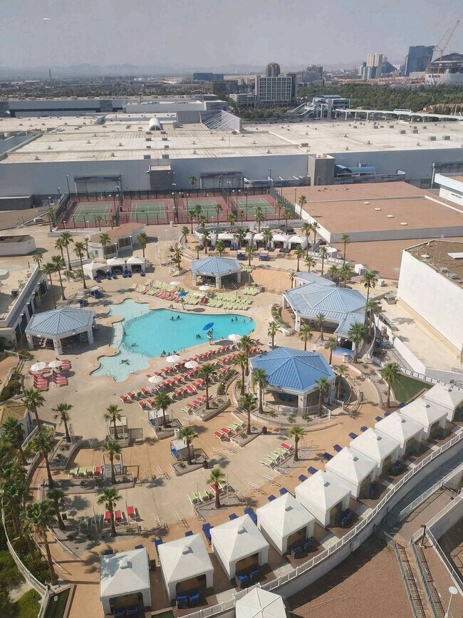 Building Photo - 3000 Paradise Rd