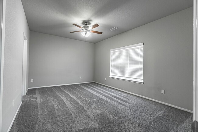 Building Photo - Welcome to this stunning 3-bedroom, 3-bathroom home located in the heart of Bentonville