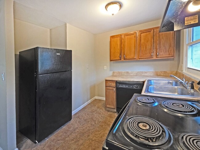 Building Photo - 2332 Baywood Dr SE