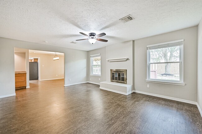 Building Photo - 222 Old Oaks St