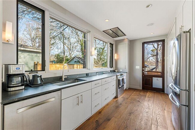 Building Photo - 212 Geneva St