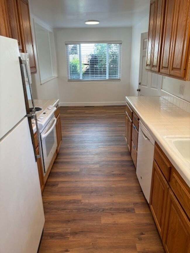 Building Photo - 9 Begonia Ln