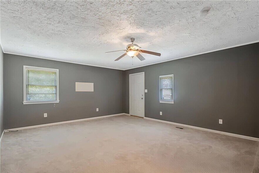 Building Photo - 2560 Pine Springs Dr